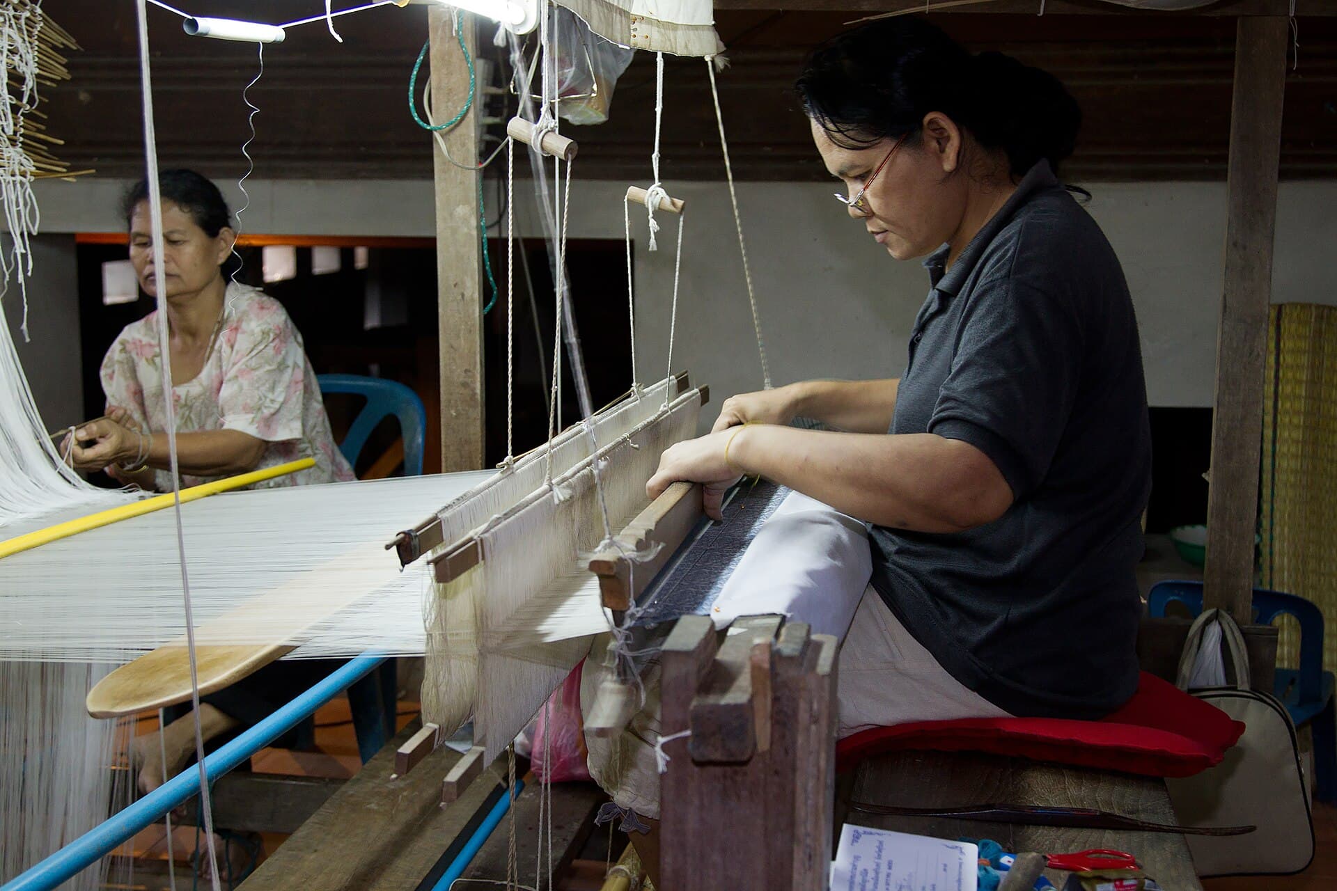 Weaving loom producing natural banana fiber fabric for textiles